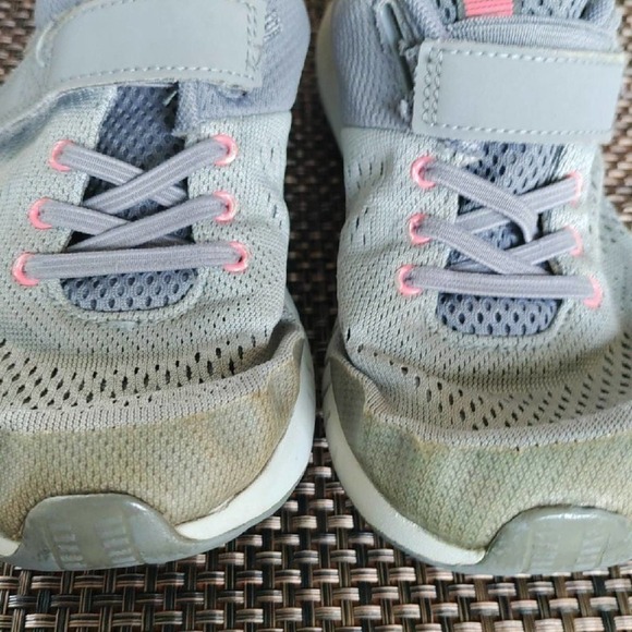 Under Armour girls shoes size 2Y - Picture 9 of 9